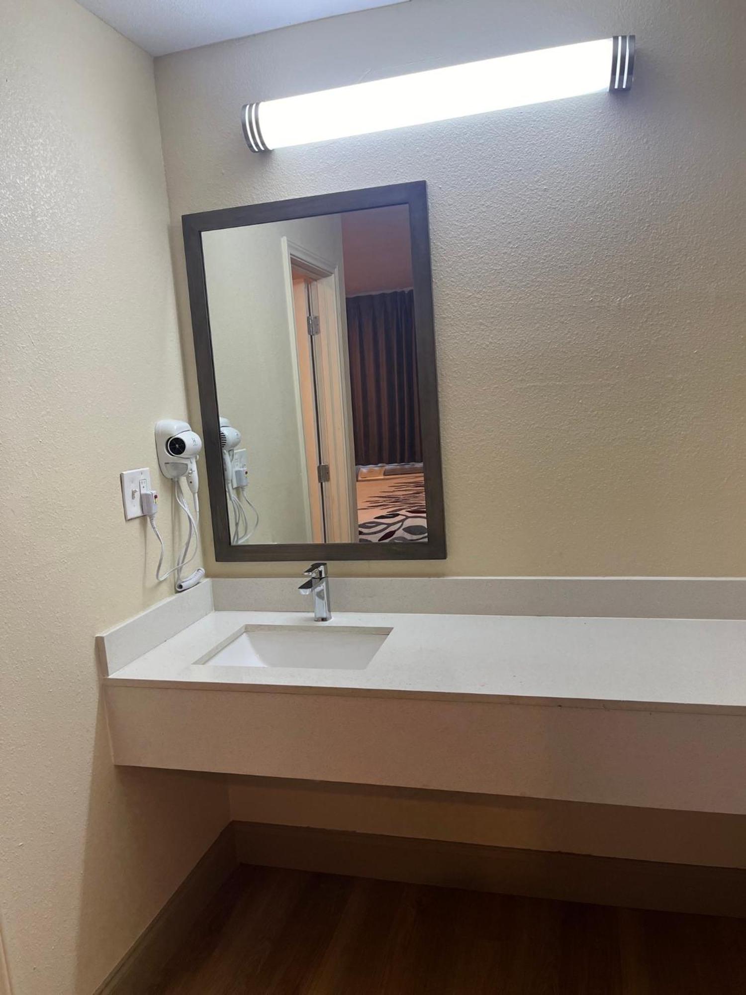 Red Roof Inn Haltom City Экстерьер фото