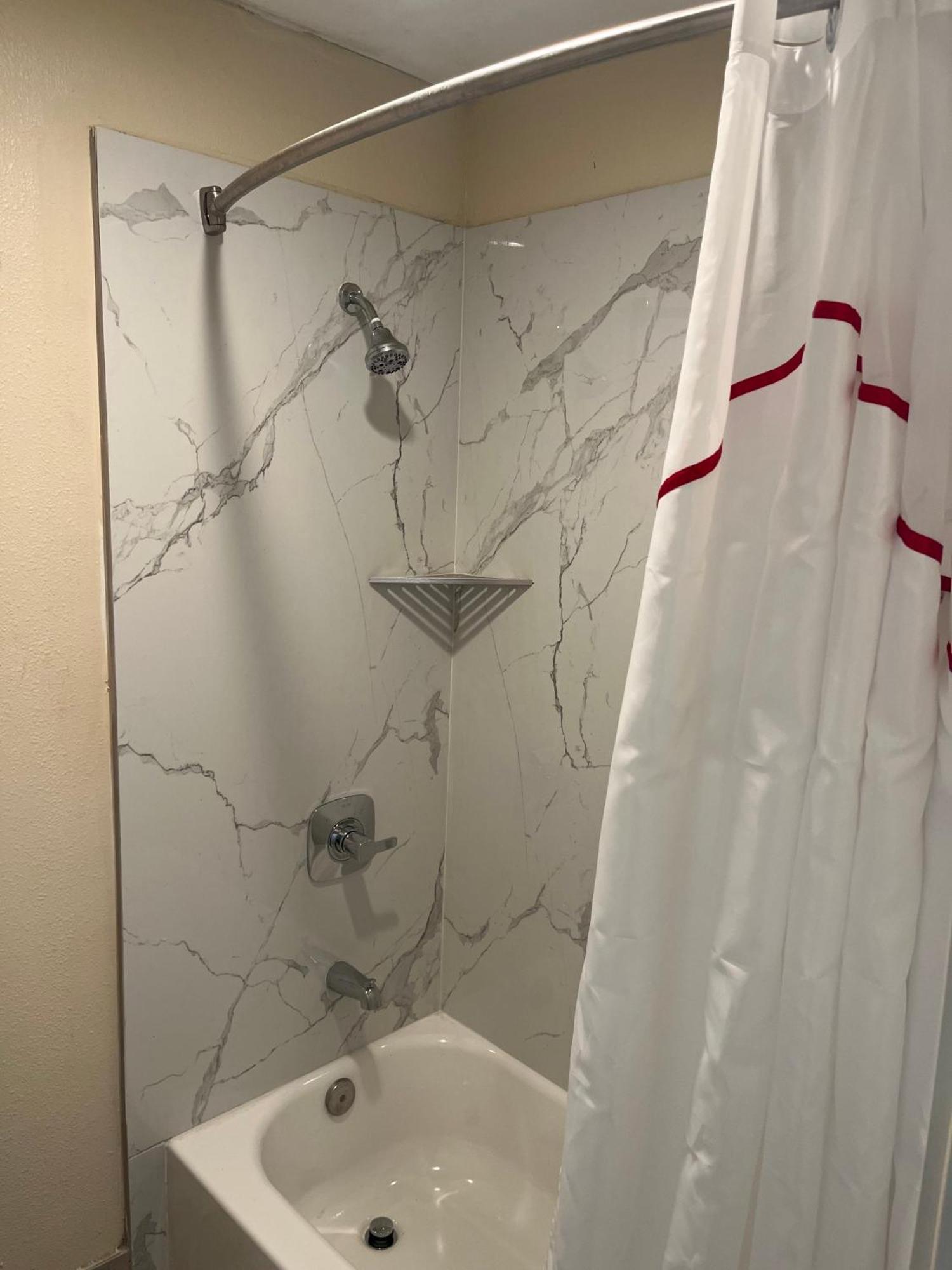 Red Roof Inn Haltom City Экстерьер фото
