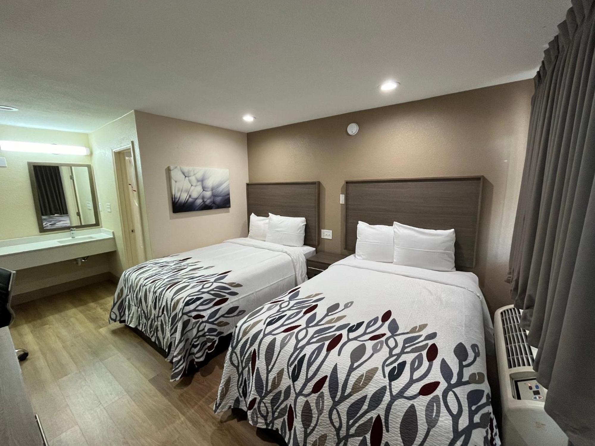 Red Roof Inn Haltom City Экстерьер фото