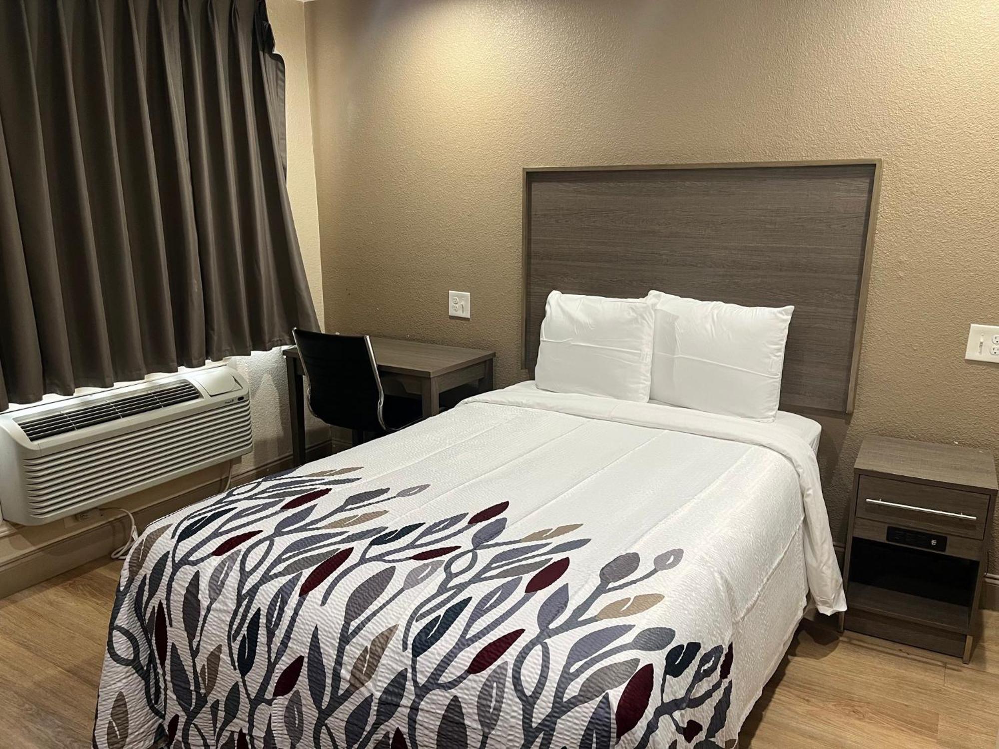 Red Roof Inn Haltom City Экстерьер фото