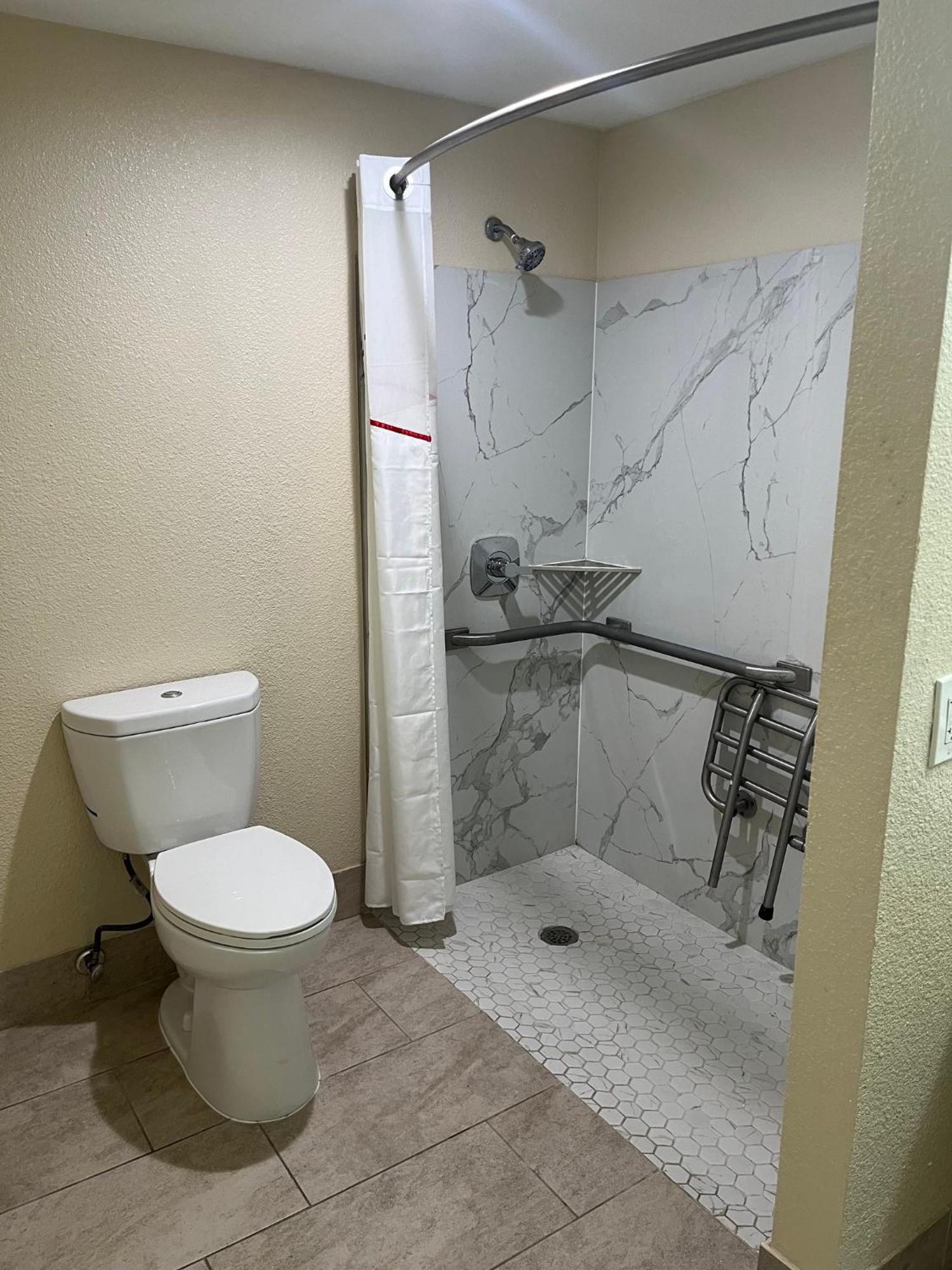 Red Roof Inn Haltom City Экстерьер фото